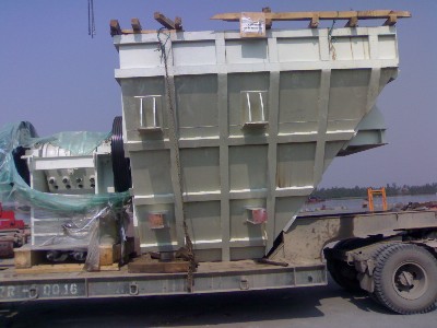 Xếp hàng lên xe vận chuyển - Công Ty TNHH Việt Logistics